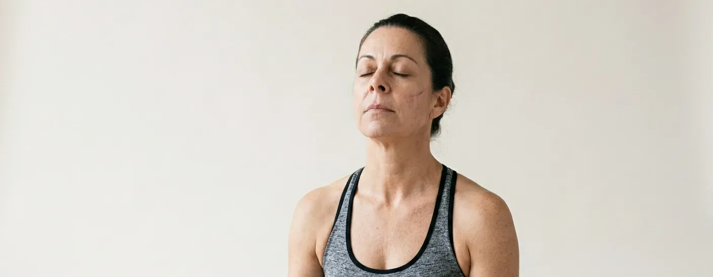 mulher praticando respiração nasal